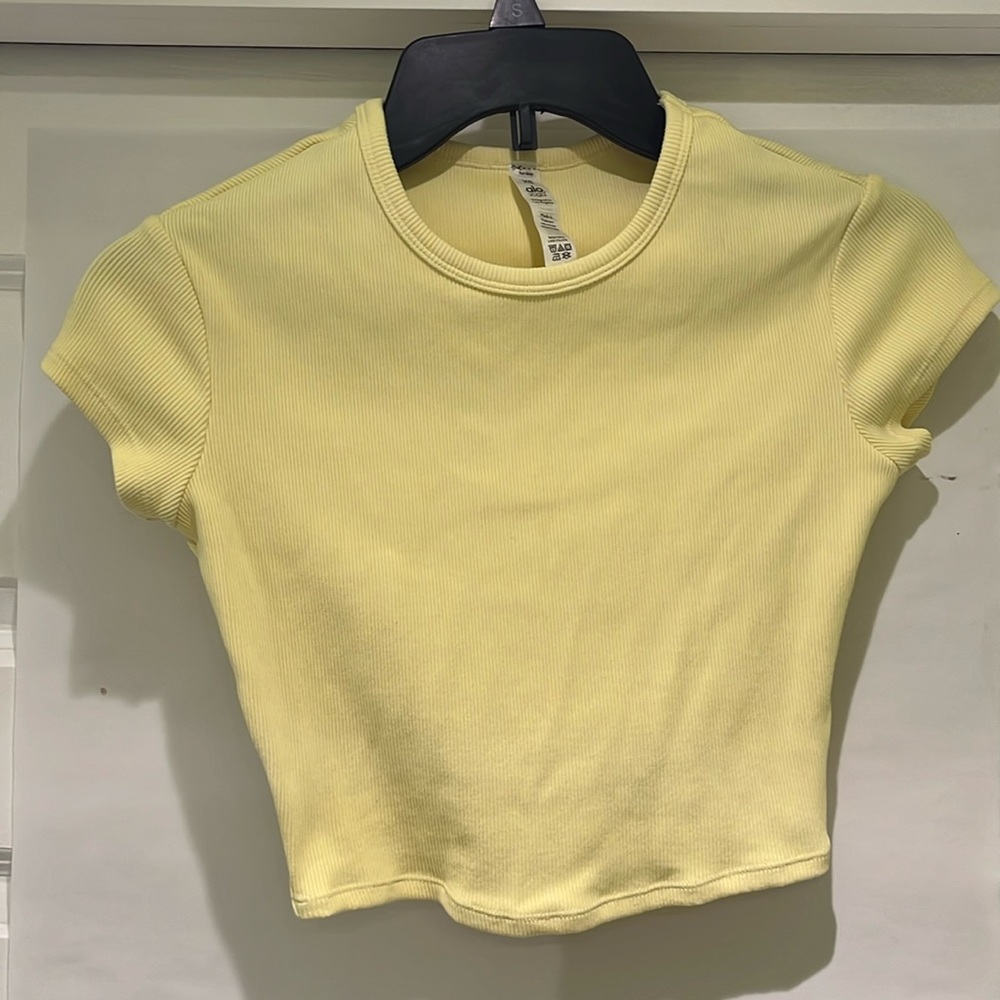 Alo Ribbed Cropped Short Sleeve Tee XS in Buttercup Light Yellow